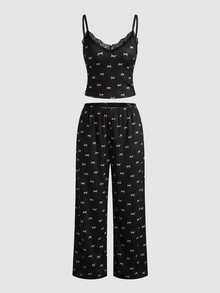 SHEIN MOD طقم نوم للنساء، قميص كامي بياقة على شكل فيونكة وطباعة ناعمة وتطريز دانتيل وبنطلون طويل - الأسود - مشاهدة 2