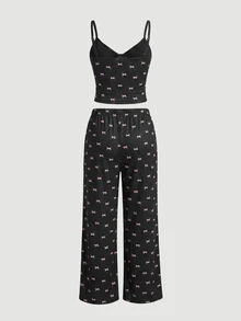 SHEIN MOD طقم نوم للنساء، قميص كامي بياقة على شكل فيونكة وطباعة ناعمة وتطريز دانتيل وبنطلون طويل - الأسود - مشاهدة 3