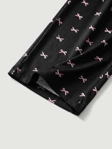 SHEIN MOD طقم نوم للنساء، قميص كامي بياقة على شكل فيونكة وطباعة ناعمة وتطريز دانتيل وبنطلون طويل - الأسود - مشاهدة 5