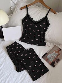 SHEIN MOD طقم نوم للنساء، قميص كامي بياقة على شكل فيونكة وطباعة ناعمة وتطريز دانتيل وبنطلون طويل - الأسود - مشاهدة 1