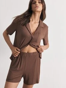 Ocili 女款純色極簡口袋單排扣短袖上衣與休閒短褲居家服套裝 - 咖啡棕 - 查看 5