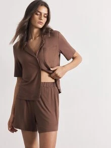 Ocili 女款純色極簡口袋單排扣短袖上衣與休閒短褲居家服套裝 - 咖啡棕 - 查看 2
