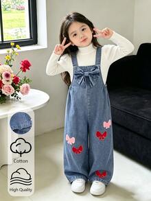 SHEIN Genkimix Kids 女童時尚百搭復古中藍色牛仔吊帶褲，春夏秋冬四季適用，紅粉蝴蝶結裝飾營造可愛氛圍，胸前大蝴蝶結設計，寬鬆直筒版型，柔軟舒適面料，適合日常穿著、上學、外出、度假、派對與通勤 - 藍色 - 查看 7
