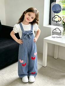 SHEIN Genkimix Kids 女童時尚百搭復古中藍色牛仔吊帶褲，春夏秋冬四季適用，紅粉蝴蝶結裝飾營造可愛氛圍，胸前大蝴蝶結設計，寬鬆直筒版型，柔軟舒適面料，適合日常穿著、上學、外出、度假、派對與通勤 - 藍色 - 查看 8