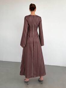 Siren Gaze 女款優雅棕色條紋長洋裝，百褶細節、金色扣飾、喇叭袖，禮服式長裙，適合婚禮賓客、儀式、秋季穿著 - 棕色 - 查看 3