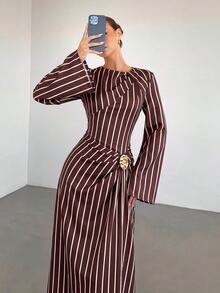 Siren Gaze 女款優雅棕色條紋長洋裝，百褶細節、金色扣飾、喇叭袖，禮服式長裙，適合婚禮賓客、儀式、秋季穿著 - 棕色 - 查看 6