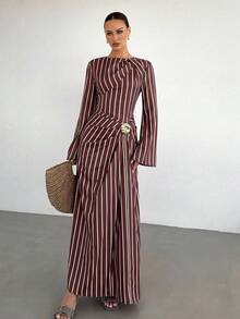 Siren Gaze 女款優雅棕色條紋長洋裝，百褶細節、金色扣飾、喇叭袖，禮服式長裙，適合婚禮賓客、儀式、秋季穿著 - 棕色 - 查看 2