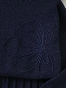 SHEIN 青少年女孩藍色特殊刺繡圓領套頭針織毛衣與百褶裙套裝，柔軟舒適，適合日常穿著、外出、旅行與度假 - 藍色 - 查看 4