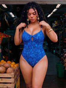 SHEIN Swim 2026春夏新款優雅花卉印花連身泳衣，可拆卸胸墊、可調節肩帶、性感鏤空胸部設計、可愛蝴蝶結肩帶、優雅珠飾配件、穿脫方便、高端金屬背扣、性感鏤空背部設計，休閒時尚度假風海灘泳裝 - 藍色 - 查看 3