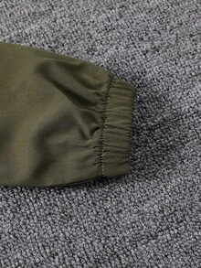 SHEIN 2件組男嬰春秋米白色、軍綠色、橘色拼接運動風運動人物剪影印花插肩袖連帽長袖拉鍊外套搭配休閒短褲套裝，寬鬆版型配彈性袖口，適合日常出遊、戶外玩耍、運動旅行、學校活動、拍照 - 彩色 - 查看 4