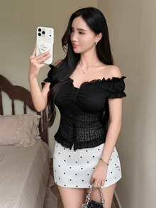 Tideelle 法式風格女款露肩泡泡短袖上衣，抽褶鈕扣開襟荷葉邊飾露肩收腰不對稱短版上衣 - 黑色 - 查看 5