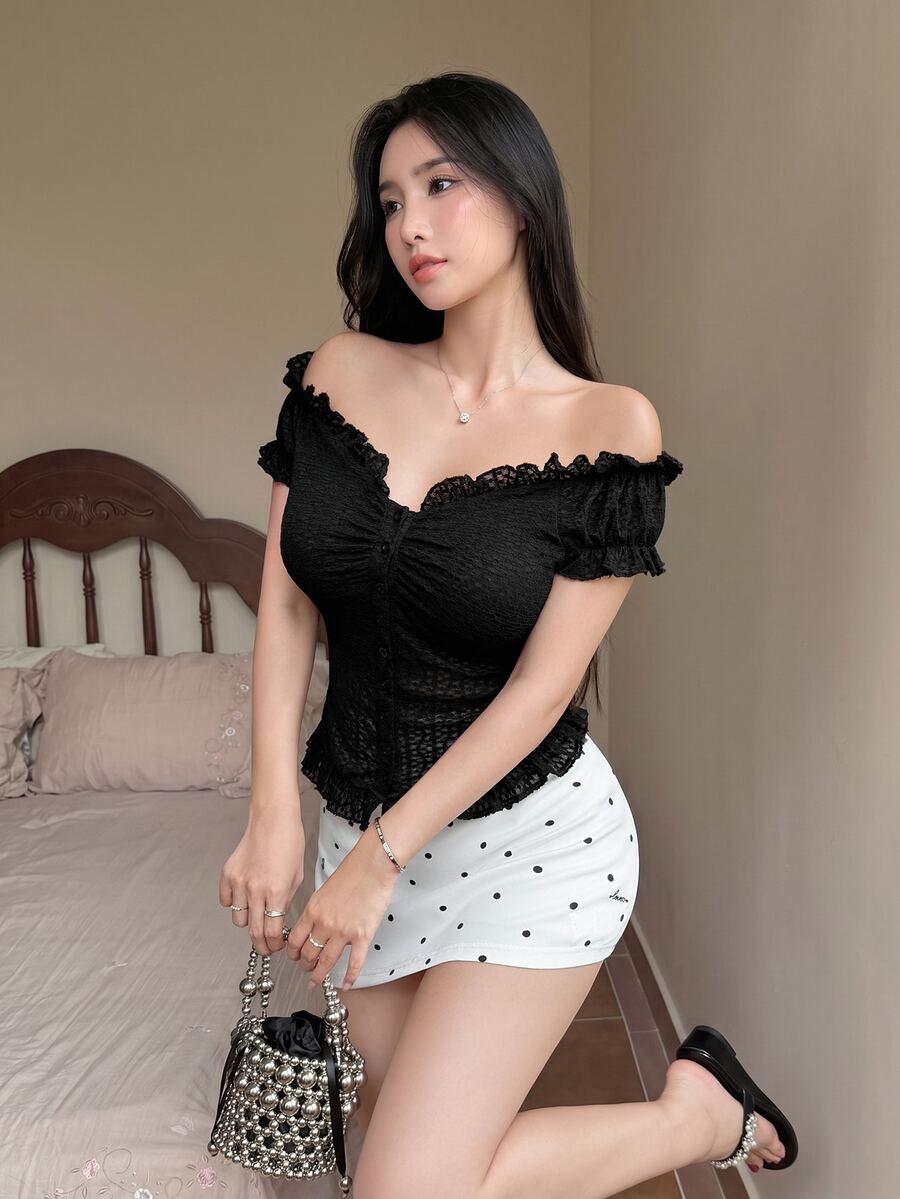 Tideelle 法式風格女款露肩泡泡短袖上衣,抽褶鈕扣開襟荷葉邊飾露肩收腰不對稱短版上衣 - 黑色 - 查看 1