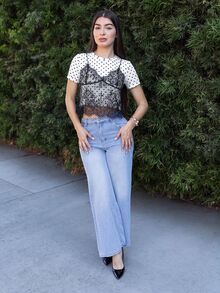 Andrea Bello 女款圓領短袖短版白色黑波點蕾絲上衣，甜美可愛 Y2K 風格，適合外出、約會之夜、返校季、萬聖節休閒穿搭 - 黑與白 - 查看 3