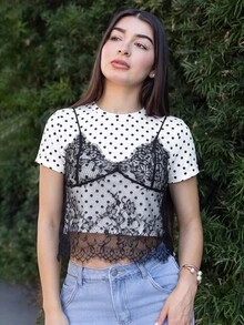 Andrea Bello 女款圓領短袖短版白色黑波點蕾絲上衣，甜美可愛 Y2K 風格，適合外出、約會之夜、返校季、萬聖節休閒穿搭 - 黑與白 - 查看 5