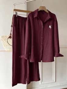 Solflare 春夏新款休閒刺繡馬圖案大尺碼兩件套，襯衫與長褲套裝，適合外出、日常穿著、聚會、音樂節、返校、畢業、通勤與居家休閒，老錢風 - 酒紅色 - 查看 3