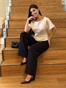Yohana Edit Blus Elegan Wanita Satin Lengan Kelelawar dengan Detail Kerut, Atasan Musim Panas Warna Putih - Putih - View 4