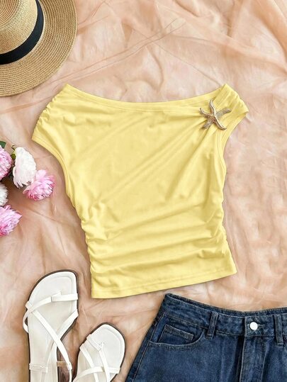 SHEIN Mädchen Schwarzes Top mit asymmetrischem Schulterdesign & asymmetrischer Schulter Crop-Passform & (Goldener Seestern Dekoration) weicher Stoff hautfreundlich bequem & einzigartiges asymmetrisches Schulterdesign + exquisite Dekoration geeignet für tägliche / leichte Modeszene & nicht eng & einfach zu kombinieren und zu pflegen & schafft coolen und schicken Mädchenstil