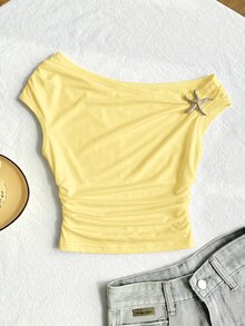 SHEIN 女童黑色不對稱肩設計上衣 & 不對稱肩短版修身 & (金色海星裝飾) 柔軟面料親膚舒適 & 獨特不對稱肩 + 精緻裝飾 適合日常 / 輕時尚場景 & 不緊身 & 易於搭配與保養 & 打造酷颯時尚女孩風格 - 黃色 - 查看 3