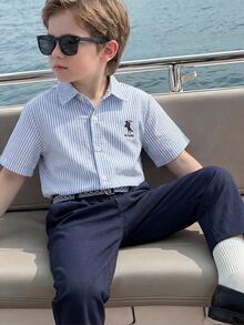 SHEIN 两件套儿童男童休闲舒适蓝白条纹Polo领短袖衬衫搭配蓝色长裤套装，绅士风，运动服，Y2K风格套装，基础款上衣和裤子，适合春夏、外出、情人节、幼儿男童服装、约会、旅行、度假、家庭聚会、返校、婚礼、正式场合、运动、生日派对等场合。 - 藍白色 - 查看 2