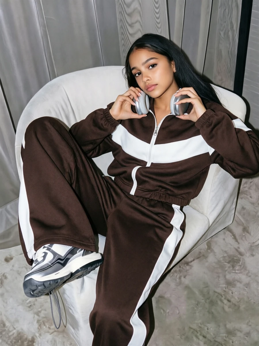 SHEIN 女童 2 件套：拼色棕色與白色拉鍊外套（附刺繡蝴蝶結）+ 鬆緊腰長褲，秋季穿搭，秋季校園運動 80 年代風 - 棕色 - 查看 1