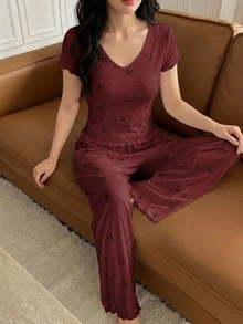 DAZY 2件組女款蝴蝶結圖案修身短袖T恤與直筒長款睡褲夏季家居睡衣套裝 - 酒紅色 - 查看 4