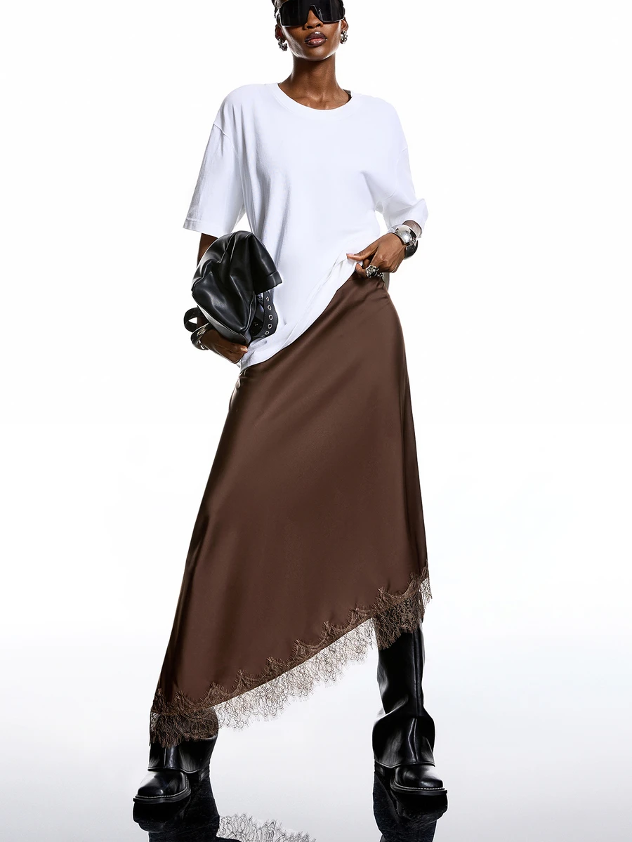 SHEIN x Luisa Sonza LYSMO 2025新款极简主义冬季女士棕色纯色不对称下摆撞色蕾丝优雅半身裙,缎面面料,饰以蕾丝,棕色,适合外出、派对、圣诞派对、新年派对、夏季等场合,优雅迷人。 - 咖啡棕 - 查看 1