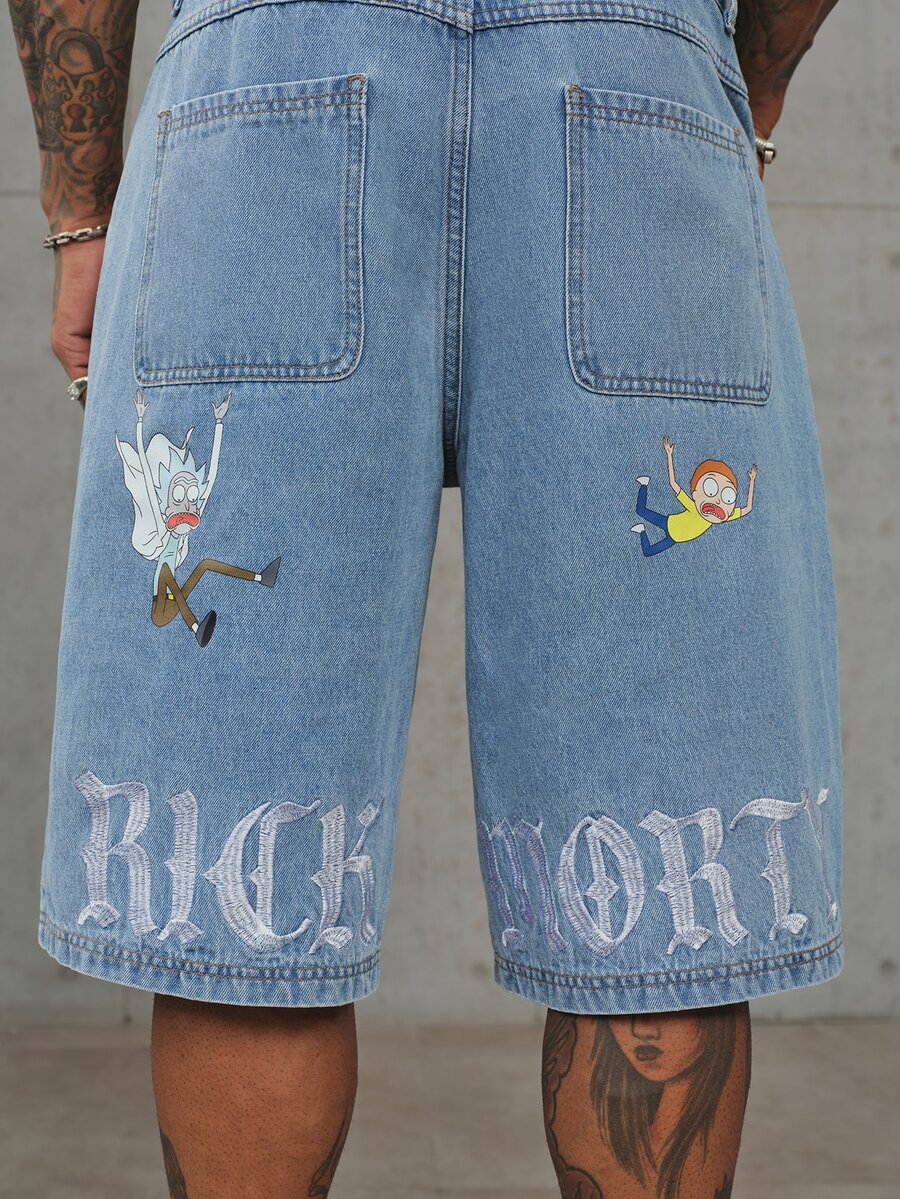 Rick and Morty X SHEIN 男士夏季休閒卡通印花字母刺繡牛仔短褲 - 中等水洗藍 - 查看 1