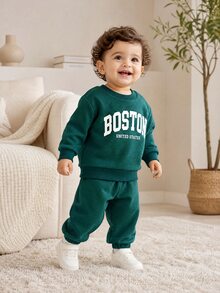 SHEIN Souflis 中性幼童 0-3T 深綠色 Boston 字母印花抓絨內裡運動衫與慢跑褲 2 件套，秋冬保暖休閒運動風嬰兒套裝 - 墨綠色 - 查看 3