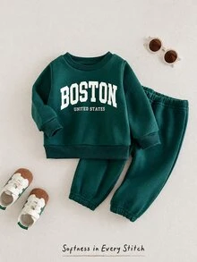 SHEIN Souflis 中性幼童 0-3T 深綠色 Boston 字母印花抓絨內裡運動衫與慢跑褲 2 件套，秋冬保暖休閒運動風嬰兒套裝 - 墨綠色 - 查看 1