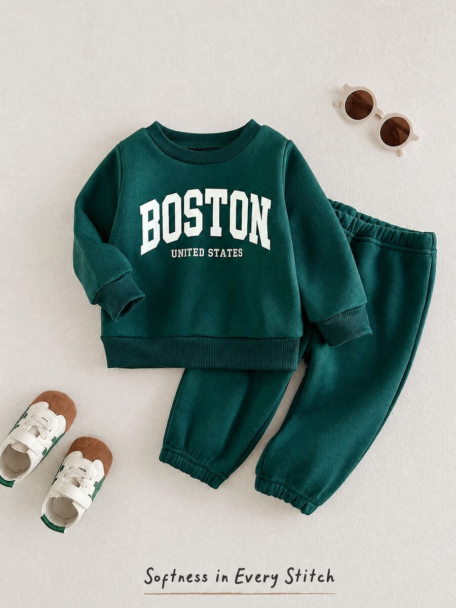SHEIN Souflis 中性幼童 0-3T 深綠色 Boston 字母印花抓絨內裡運動衫與慢跑褲 2 件套,秋冬保暖休閒運動風嬰兒套裝 - 墨綠色 - 查看 1