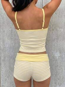 SHEIN EZwear 夏季對比色條紋飾邊細肩帶上衣與短褲套裝 - 鵝黃色 - 查看 2
