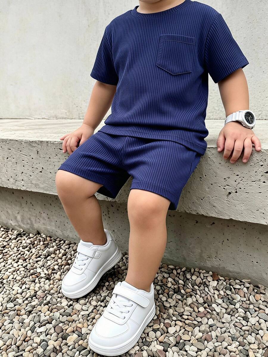 SHEIN 小男孩純色口袋短袖T恤與短褲休閒套裝 - 藏蓝色 - 查看 1