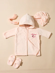 SHEIN 新生女嬰攝影浴袍套裝，含配套頭巾帽與迷你拖鞋，嬰兒拍照服裝，愛心刺繡新生兒拍照道具 - 淺粉色 - 查看 3