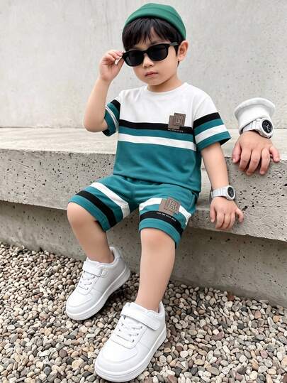 SHEIN 1套小男孩條紋拼色印花短袖T恤與短褲套裝，時尚休閒百搭，帥氣酷感夏季風格，適合日常出遊、上學、運動及其他場合