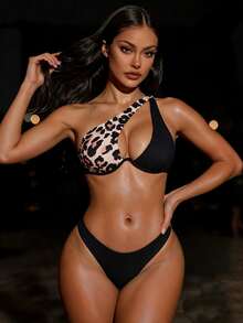 Swim Vcay Conjunto de bikini acanalado de leopardo Sujetador de un hombro con aros recortados y traje de baño de 2 piezas con bottom de corte alto - Multicolor - Ver 3
