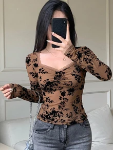 DAZY 女款春秋夏季 2 合 1 抽繩綁帶細肩帶度假修身植絨滿版碎花短版上衣，網紗長袖 T 恤 - 棕色 - 查看 4
