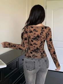 DAZY 女款春秋夏季 2 合 1 抽繩綁帶細肩帶度假修身植絨滿版碎花短版上衣，網紗長袖 T 恤 - 棕色 - 查看 2