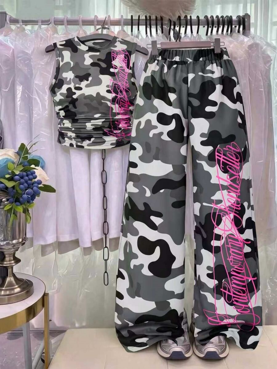 SHEIN 女童 2 件套街頭風迷彩英文數位印花彈性針織修身收腰背心上衣,搭配直筒寬鬆長版工裝褲,適合通勤、返校、休閒、運動與度假穿著 - 彩色 - 查看 1