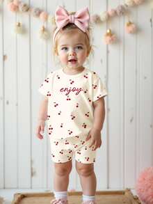 SHEIN LMoss Kids 奶油白，可爱迷你樱桃简约甜美字母图案，女婴休闲宽松圆领短袖T恤短裤套装，适合居家、外出、街拍、野餐、户外、度假、返校、夏季穿着，舒适透气，适合秋季叠穿，时尚女婴，休闲装，女婴印花服装，返校季，秋季服装，樱桃图案婴儿套装，夏季婴儿睡衣，婴儿休闲套装，樱桃印花婴儿套装 - 彩色 - 查看 1