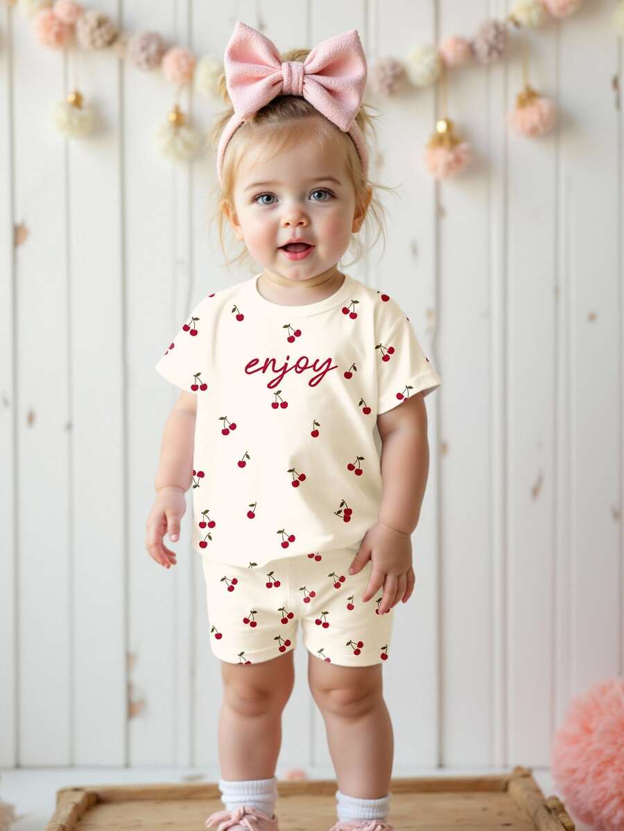 SHEIN LMoss Kids 奶油白,可爱迷你樱桃简约甜美字母图案,女婴休闲宽松圆领短袖T恤短裤套装,适合居家、外出、街拍、野餐、户外、度假、返校、夏季穿着,舒适透气,适合秋季叠穿,时尚女婴,休闲装,女婴印花服装,返校季,秋季服装,樱桃图案婴儿套装,夏季婴儿睡衣,婴儿休闲套装,樱桃印花婴儿套装 - 彩色 - 查看 1