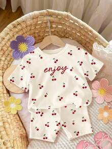 SHEIN LMoss Kids 奶油白，可爱迷你樱桃简约甜美字母图案，女婴休闲宽松圆领短袖T恤短裤套装，适合居家、外出、街拍、野餐、户外、度假、返校、夏季穿着，舒适透气，适合秋季叠穿，时尚女婴，休闲装，女婴印花服装，返校季，秋季服装，樱桃图案婴儿套装，夏季婴儿睡衣，婴儿休闲套装，樱桃印花婴儿套装 - 彩色 - 查看 3