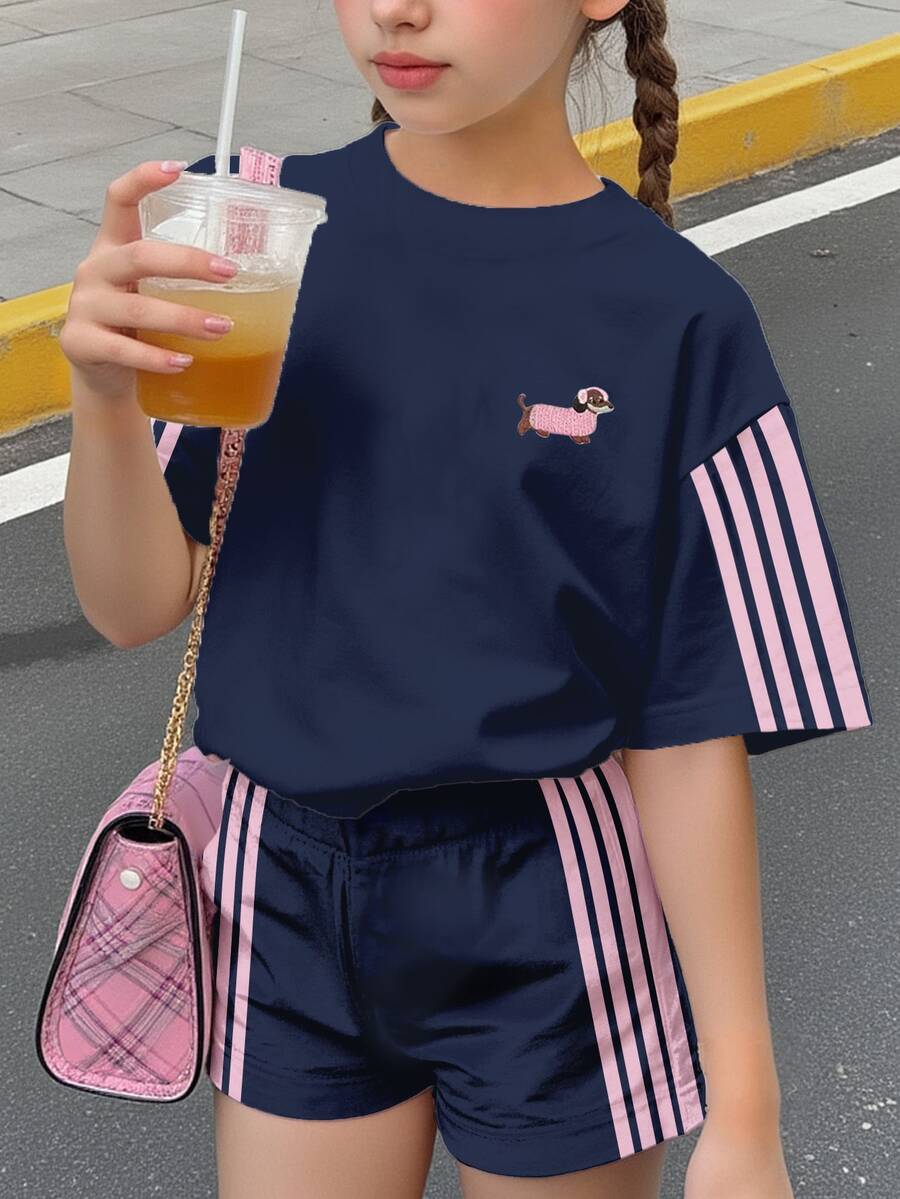 SHEIN 可愛復古迷你臘腸狗刺繡圖案,少女休閒極簡短袖T恤與休閒短褲運動套裝 - 彩色 - 查看 1