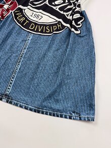 Franclia Vestido Mini Plus Size Feminino de Verão com Ombro à Mostra, Estampa de Letras, Patchwork em Falso Denim, Manga Curta, Cintura Marcada, Modelador, Estilo Retrô Elegante e Fashion - Multicolorido - Visão 5
