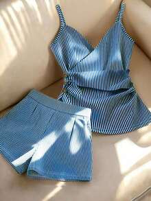 SHEIN Franclia 女士高端条纹荷叶边装饰纽扣衬衫+条纹短裤套装（2件套），无袖上衣，春夏套装，蓝白两件套，适合度假、外出、Y2K风格、春季、夏季、返校季、休闲、海滩、商务场合。 - 藍白色 - 查看 1
