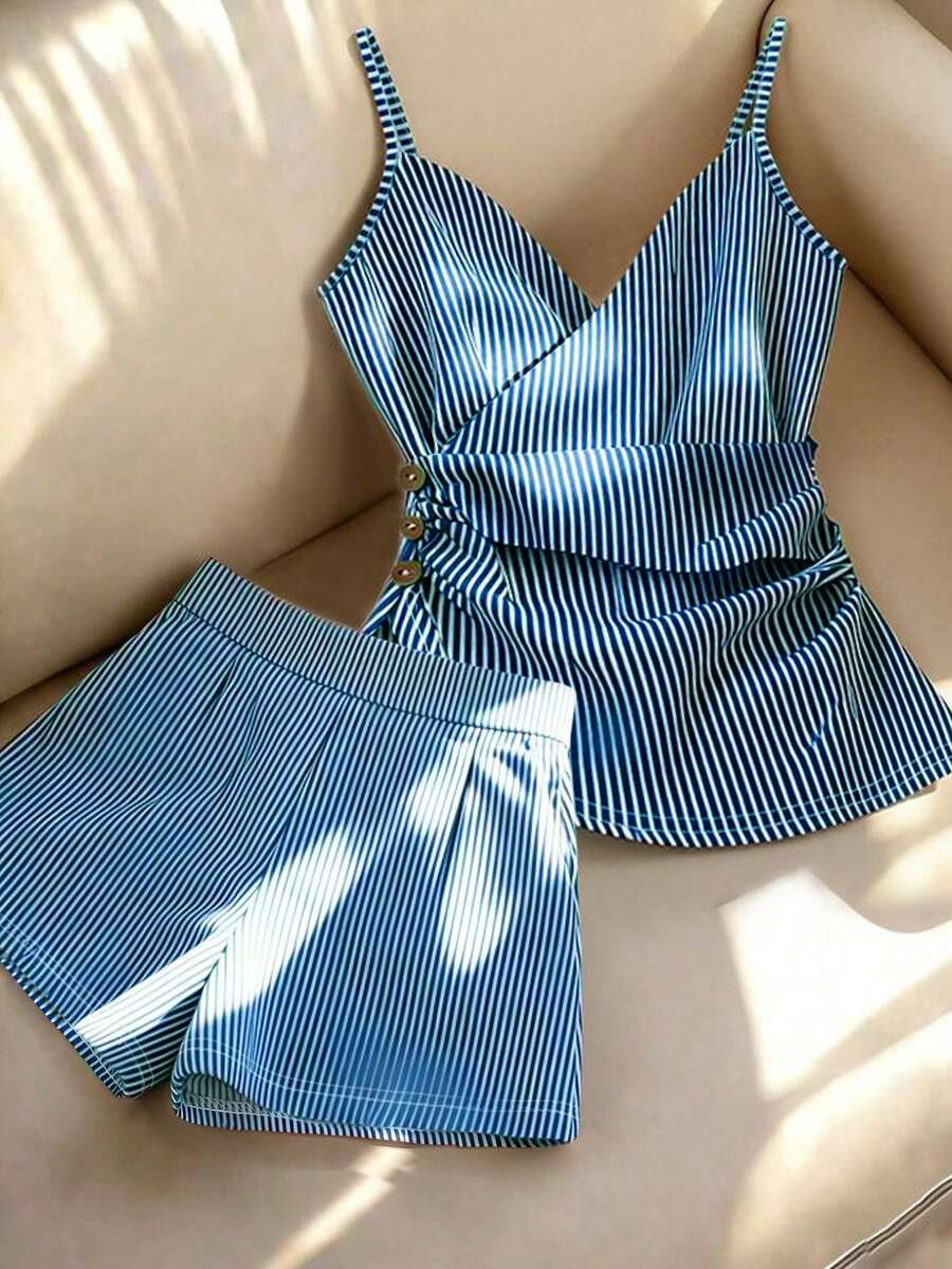 SHEIN Franclia 女士高端条纹荷叶边装饰纽扣衬衫+条纹短裤套装(2件套),无袖上衣,春夏套装,蓝白两件套,适合度假、外出、Y2K风格、春季、夏季、返校季、休闲、海滩、商务场合。 - 藍白色 - 查看 1