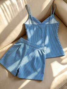 SHEIN Franclia 女士高端条纹荷叶边装饰纽扣衬衫+条纹短裤套装（2件套），无袖上衣，春夏套装，蓝白两件套，适合度假、外出、Y2K风格、春季、夏季、返校季、休闲、海滩、商务场合。 - 藍白色 - 查看 2