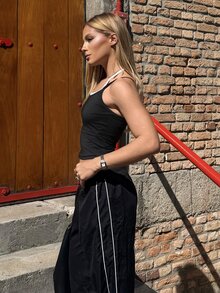 BiaLiraa 两件套女士运动服，撞色设计，无袖露背紧身上衣搭配直筒宽松长裤，适合日常休闲、跑步、瑜伽、健身、高尔夫、网球等运动。 - 黑色 - 查看 4