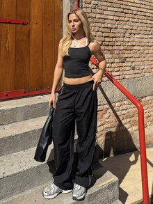 BiaLiraa 两件套女士运动服，撞色设计，无袖露背紧身上衣搭配直筒宽松长裤，适合日常休闲、跑步、瑜伽、健身、高尔夫、网球等运动。 - 黑色 - 查看 5