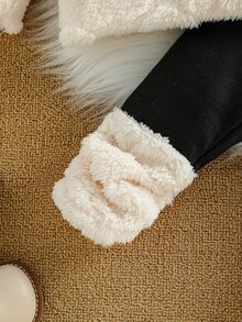 SHEIN 2件組女嬰0-3歲冬季新款毛絨愛心提花米色長袖連帽衛衣修身長褲 毛絨袖口拼色簡約時尚百搭可愛休閒上學防寒套裝 - 彩色 - 查看 5
