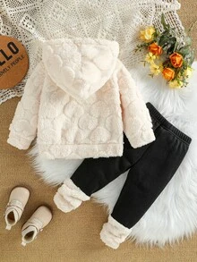 SHEIN 2件組女嬰0-3歲冬季新款毛絨愛心提花米色長袖連帽衛衣修身長褲 毛絨袖口拼色簡約時尚百搭可愛休閒上學防寒套裝 - 彩色 - 查看 3